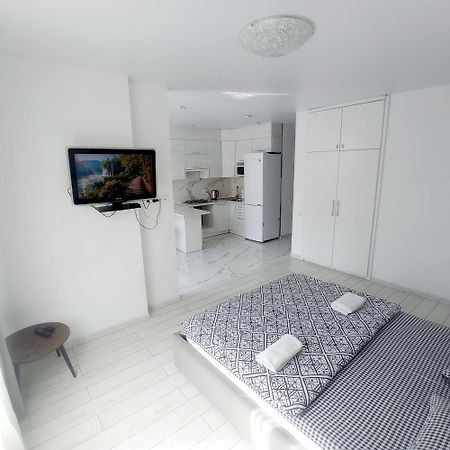Новобудова Сам Центр Жк "Семицвіт" Apartamento Lviv Exterior foto